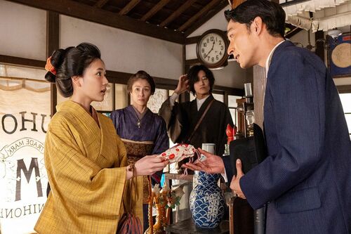 『風、薫る』場面写真　向かい合う安（早坂美海）と宗一（上杉柊平）