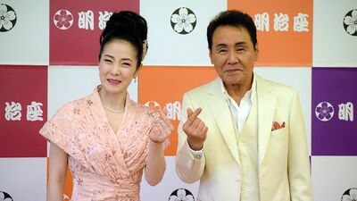 五木ひろしが喜寿で花道を疾走!大立ち回りも。デビュー60周年特別公演が明治座で開幕。坂本冬美を迎え芝居、歌の豪華ステージを披露