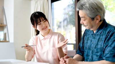 父の介護施設を探して奔走、最終候補を3つまで絞った。アットホームな雰囲気、内装がとても豪華、温泉水の大浴場、最終的に選んだのは…