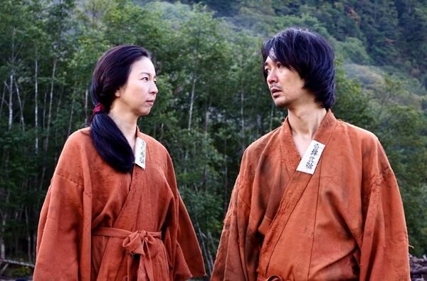 金子文子（菜葉菜）と朴烈（小林且弥）の2ショット