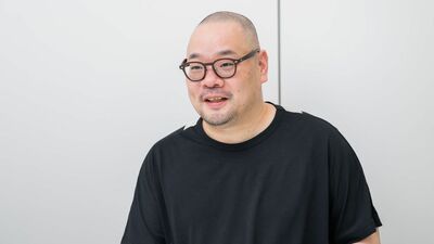 爪切男さんが初の創作小説を刊行。きっかけはまさかの美容にはまったこと?「執筆中は漫才の台本を書いているようだった」