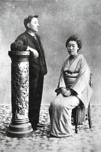 （左）小泉八雲（ラフカディオ・ハーン） （右）小泉セツ（節子）