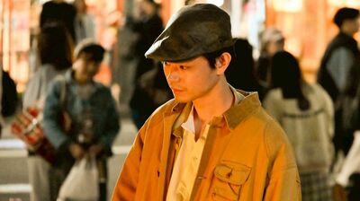 三谷幸喜脚本・菅田将暉主演の新ドラマ『もしもこの世が舞台なら、楽屋はどこにあるのだろう』第１話あらすじ。劇団から追放されてしまった演出家の卵・久部。怪しいアーケード街に迷い込み…＜ネタばれあり＞