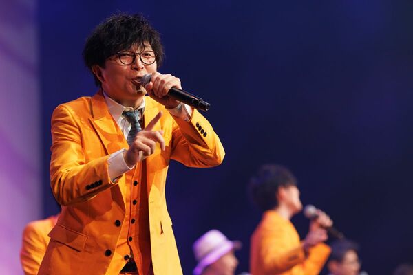 コンサートで歌を披露するRAG FAIR土屋礼央さん