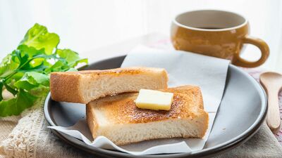 近所で評判のパン屋の甘じょっぱい「つくねパン」を食べ、亡き父特製の砂糖醤油トーストを思い出す。半世紀以上経ってから気付いた、美味しさの秘密は