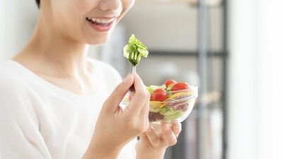 お昼はおにぎり1つにたっぷりサラダ。健康意識が高い中高年女性ほど、栄養が偏りエネルギー不足に!管理栄養士が教える追加の1品は…
