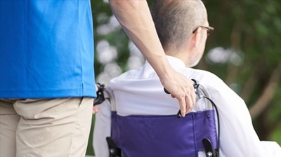 介護の司令塔「ケアマネ」が減少。若年層の参入が不足し、３割超が60歳以上。離職防止策に待遇改善は不可欠