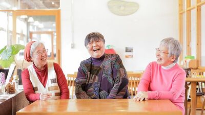 介護から看取りまでケアするサ高住の人気の理由は?《那須まちづくり広場》中心の元校舎には、カフェやマルシェ、本屋やシェアオフィスも