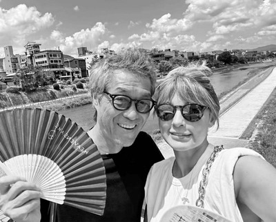 梅宮アンナさん（右）と世継恭規さん（左）