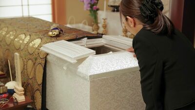 夫の棺にママ友が「手紙を入れさせてもらった」と事後報告…「不倫を疑うレベル」「距離感がおかしい」妻が抱いた違和感にさまざまな声
