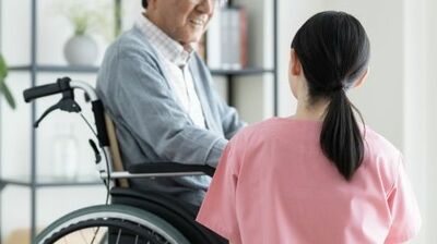 急に物忘れがひどくなった同居80代・父親、1日に何度も電話をかけてくるようになった一人暮らしの70代前半・母親…。医師「高齢の親の異変に悩んだら、地域包括支援センターへ安心して相談を」