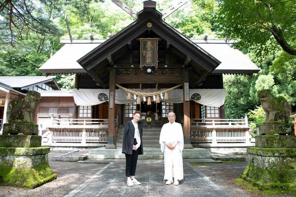 春日山神社と越乃さん、宮司さん