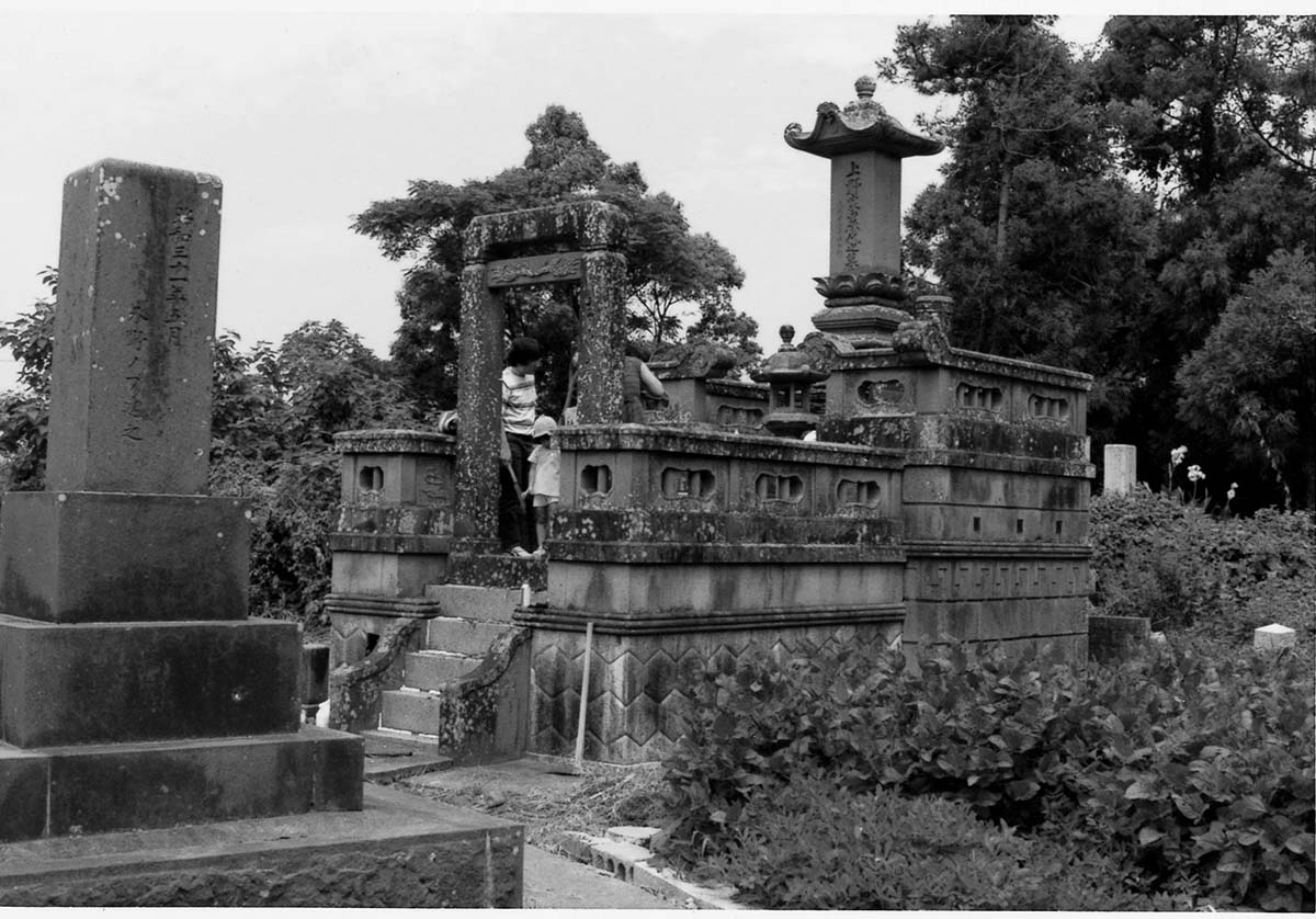 2ページ目）万葉学者・上野誠「祖父の栄華の象徴、2階建ての巨大な墓を