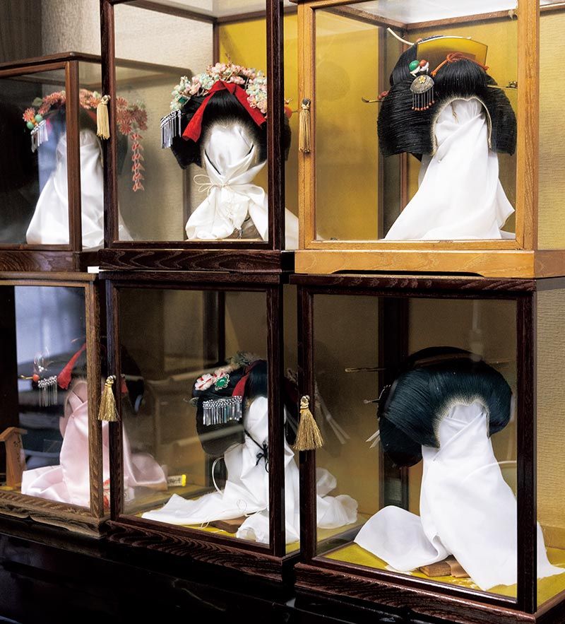 2ページ目）天平時代からの髪型がずらりと並ぶ美容室。《日本髪》の