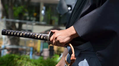 「忠臣蔵」でおなじみ「松の廊下」で初対面の相手に突然斬りかかり…松本藩6代藩主が起こした刃傷事件＜松本大変＞。その不可解な結末に＜霊の噂＞が囁かれ…