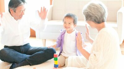 「孫差別をするな」「次男の子と同じ回数、食事や旅行に連れて行け」長男から突きつけられた要求。60代母が次男一家にお金をかける理由は…