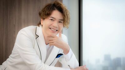 LE VELVETS佐藤隆紀「『エリザベート』初出演での転機。城田優と山崎育三郎に〈なんでそんなでかい声で歌ってるの?〉と言われ…」