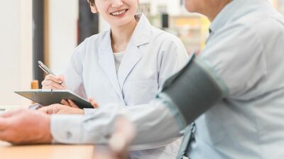 病院を拒む高齢の親。「受診につながった一言」とは。親と介護について話し合うポイントは…