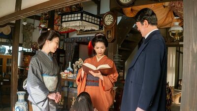 <ワケありの女はよく働く>『風、薫る』外国人の接客もこなす瑞穂屋の謎めいた店員・文。視聴者「文もワケあり?」「只者じゃないな」