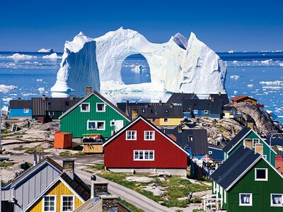 家並みに迫る巨大な氷山