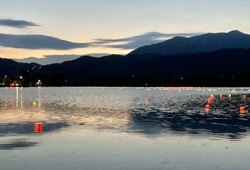 暮れゆく空の下の広沢池の写真