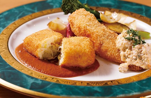「本日のフライ」。写真は、ホワイトソースと同量のズワイガニが入ったリッチな蟹クリームコロッケと、白身魚（ヒラスズキ）で2970円