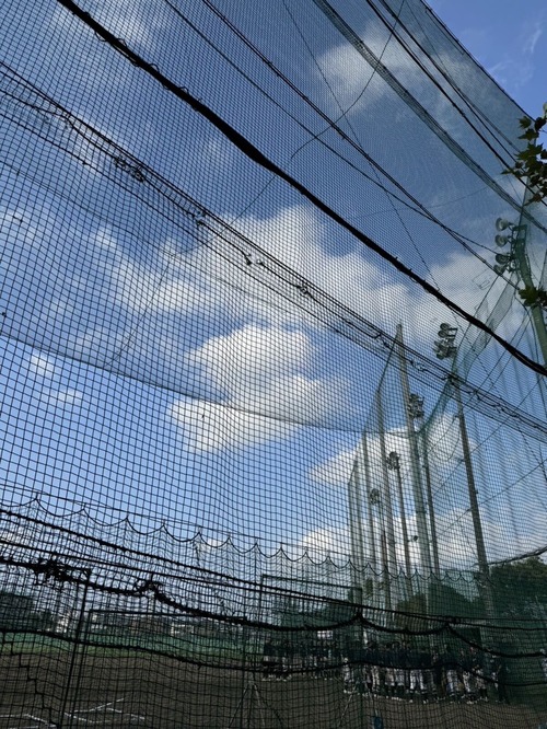 夏の空とグラウンドの写真