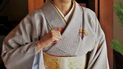 着物は<姿勢矯正装置>?呉服店主人「着物が骨盤を整えてくれる最大のポイントが<腰ひも>と<帯>の存在で…男性の場合、その効果はさらに倍増」