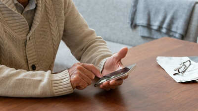 「私、AIに泣かされました」親友への誕生日プレゼントをチャットAIに相談した70代が涙した理由