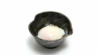 家でも失敗せずに「温泉卵」が作れる！電子レンジを使った時短レシピを紹介。殻からつるりと出す裏技も