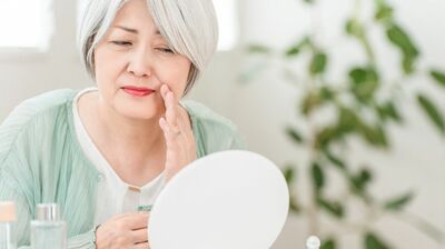 「ほうれい線が深くなった」「顔が疲れて見える」原因は顔だけじゃない？ メイクのプロ・河北裕介が教える＜首・肩ストレッチ＞