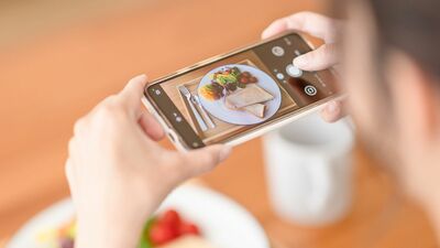 斉藤ナミ「いいね」のために〈食べたい〉より〈映える〉ものを注文してしまう。自分の「好き」がわからない承認欲求モンスターになってしまった