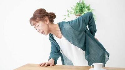 《65歳以降の女性に急増》背中の老いが引き起こす「知らないうちに骨折」
