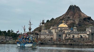 おばさん2人でクリスマスの東京ディズニーシーへ！水上のサンタに会える！シックなカウンターでオリジナルカクテルも…