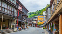 ひとり温泉をより豊かにする選択肢＜泊食分離＞。旅館に素泊まり、食事は近隣のレストランで…そのメリットを考える