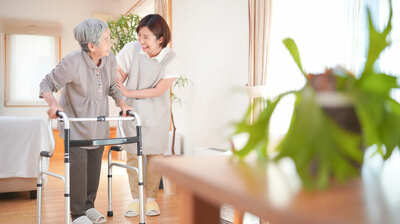 「寝たきりから歩けるように」「認知症が改善」…多くの人が<老健に入所するだけ>で元気になる理由とは。介護の専門家「高齢者に必要なものは医療ではなくケア」