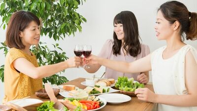 「なぜ女性同士の集まりに夫を連れてくるのか」問題。独身だから理解力に欠けるのか、これはわがままなのか