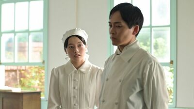 ＜突然のスパイ疑惑＞『風、薫る』院長とつながっている？万作を警戒し英語で話す黒川。視聴者「まさかのミステリー要素」「英語わかってたらどうする」