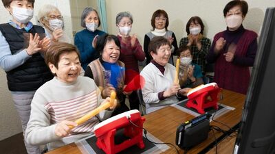 公民館で「太鼓の達人」を楽しむシニアのeスポーツ同好会。90歳・86歳・70歳のチームで<ねんりんぴっく>に出場!
