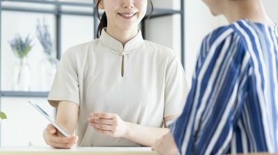 何十万もするバッグを見に来た客に「100円のボールペン」を差し出すのは…元ルイ・ヴィトントップ販売員が語る＜夢から醒めさせない接客術＞