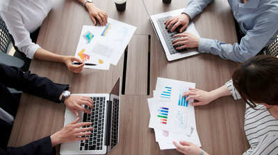 マニュアルが見当たらない…なぜ仕事のやり方は「人それぞれ」なのか?社会学を通じて「会社も意志をもった人間」と捉えてみると…