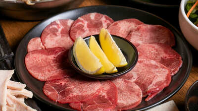 肉にレモンを絞るのは「焼く前」「焼いた後」どちらが良い？焼肉としゃぶしゃぶの＜老けない食べ方＞を専門家が解説