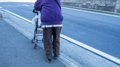 ボーッと「ペタペタ歩き」をしていませんか?83歳・保健学博士「大切なのは『歩き方の質』。脳への刺激になる<ボケない散歩>のポイントは…」