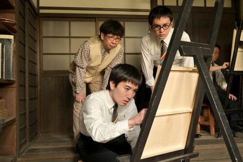 美術学校での健太郎（演：高橋文哉）と嵩（演：北村匠海）と座間（演：山寺宏一）の場面写真