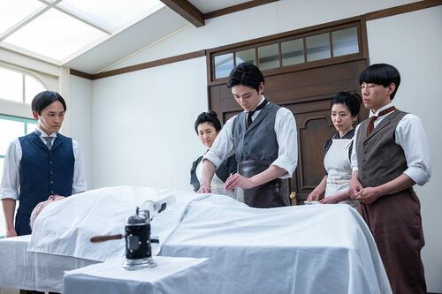 『風、薫る』場面写真（古川雄大さんほか）