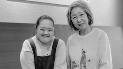 ダウン症の書家・金澤翔子が喫茶店を開店。母・泰子「ウェイトレスの夢を叶えて、爪噛みの癖がなくなった。書家の時、弱音は吐かなかったけれど…」