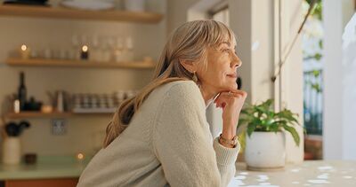 低い生涯年収、親の介護、長寿。リタイアした女性が直面する問題にどう対処する？専門家「稼いだお金をすべてつぎこむことになってもプロの介護士を雇うほうが…」