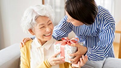 ＜母の日は祝ったのに父の日をスルー＞翌日、義母から「せめて顔を見せてくれたら」と激怒の電話が。63歳女性は慌てて和菓子を買いに走り…