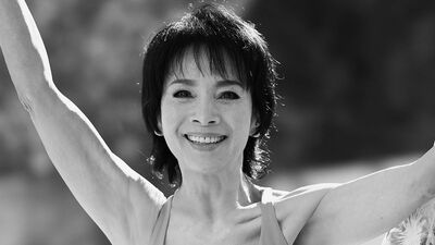 由美かおる73歳でもＹ字バランス「健康と体型維持の秘訣は呼吸法。ストレスで呼吸が浅くなっている人の不調に、座ってでもできる《コア呼吸》を」