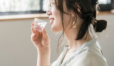 稲垣えみ子 憧れの一人飲みデビュー。手持ち無沙汰すぎるカウンターでの時間がゆるりとほどけていったわけ